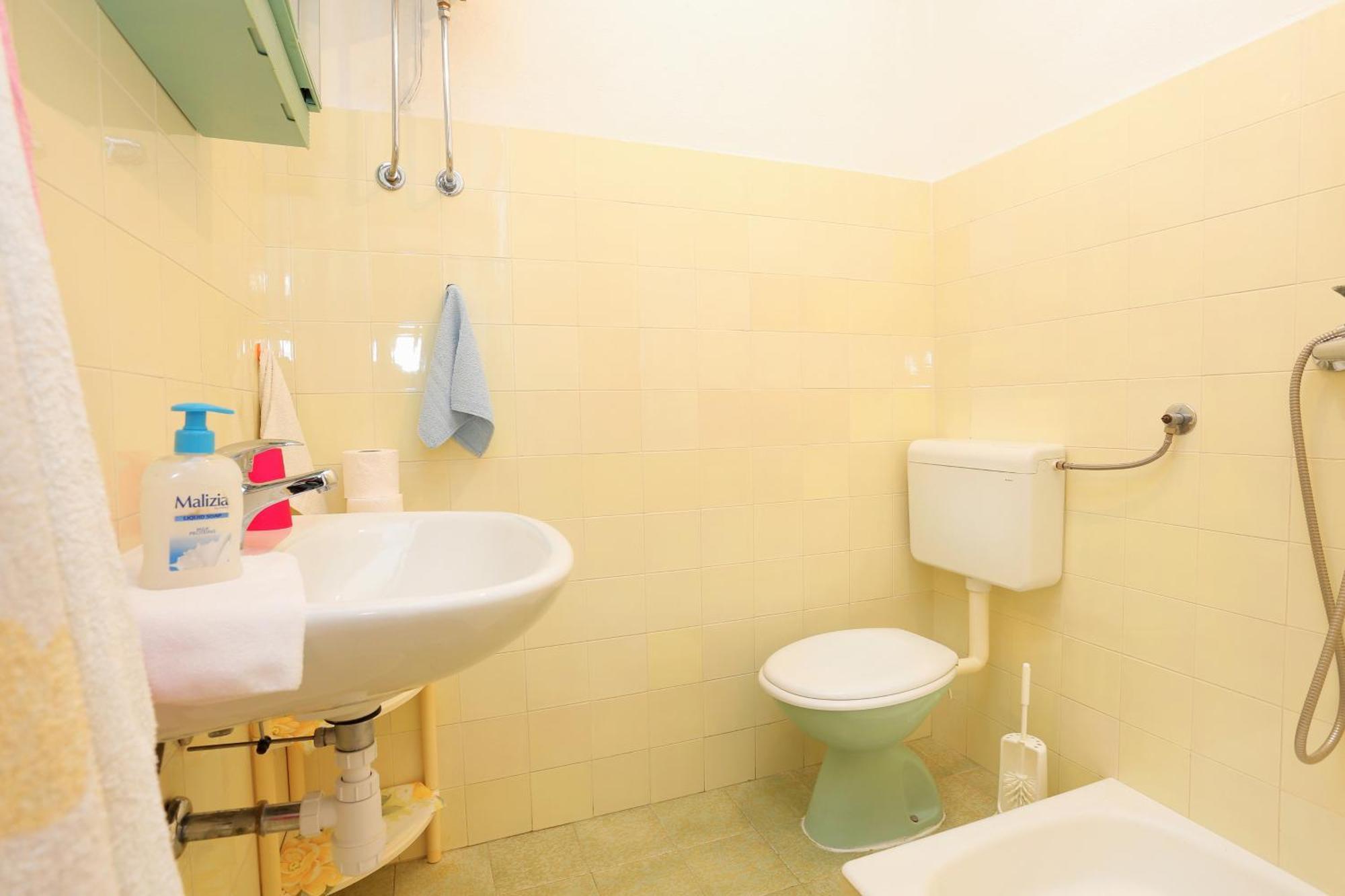 Rooms With A Parking Space Brela, Makarska - 17281 객실 사진